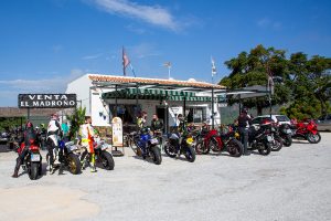 Moottoripyöriä espanjalaisen ravintolan pihalla
